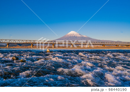 (静岡県)富士川を渡る新幹線、後方に富士山 (静岡県)富士川を渡る新幹線、後方に富士山 98440190