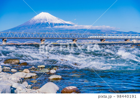 （静岡県）富士川を渡る新幹線、後方に富士山 98440191