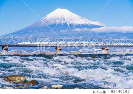 （静岡県）富士川を渡る新幹線、後方に富士山 98440196