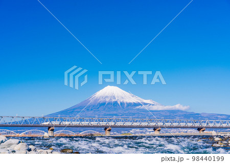 (静岡県)富士川を渡る新幹線、後方に富士山 (静岡県)富士川を渡る新幹線、後方に富士山 98440199
