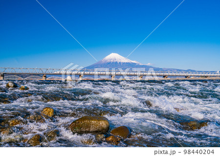 （静岡県）富士川を渡る新幹線、後方に富士山 98440204
