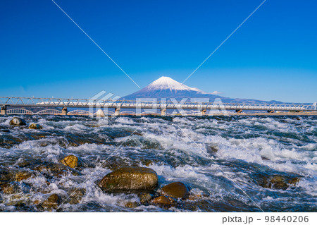 （静岡県）富士川を渡る新幹線、後方に富士山 98440206