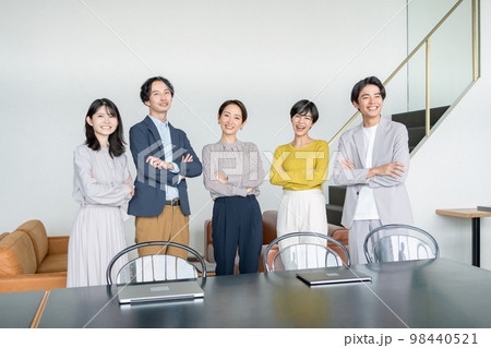 ビジネス　チーム　ポートレート 98440521