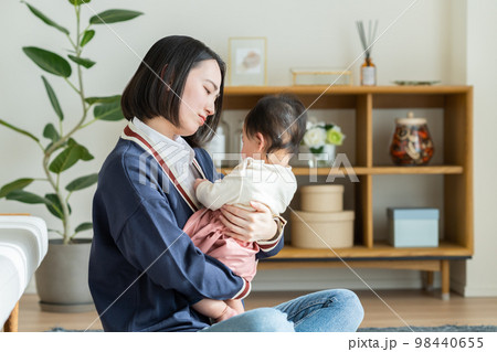 育児に悩む若い母親 98440655