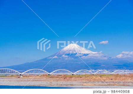 （静岡県）富士川にかかる水管橋と富士山 98440908
