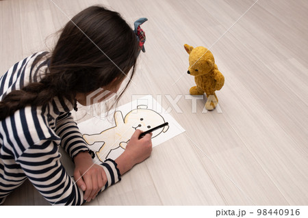 熊の縫いぐるみの絵を描く少女 熊の縫いぐるみの絵を描く少女 98440916
