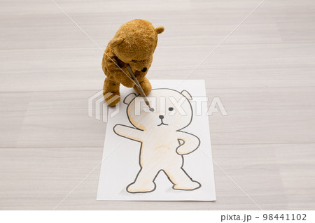 自画像を描く熊のぬいぐるみ 自画像を描く熊のぬいぐるみ 98441102
