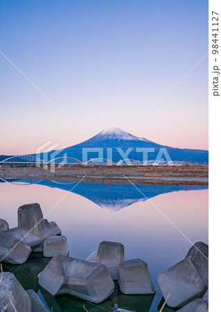 （静岡県）富士川にかかる水管橋　富士山　夕景 98441127