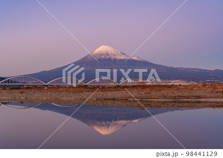 （静岡県）富士川にかかる水管橋　富士山　夕景 98441129