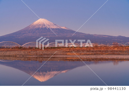 （静岡県）富士川にかかる水管橋　富士山　夕景 98441130