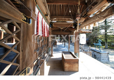 室津のまちなみ 賀茂神社 西回廊から見た唐門・東回廊 兵庫県たつの市御津町室津 室津のまちなみ 賀茂神社 西回廊から見た唐門・東回廊 兵庫県たつの市御津町室津 98441439