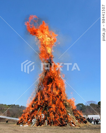 みどりかわ湖どんど祭りのどんど焼き　（熊本県美里町） 98441507