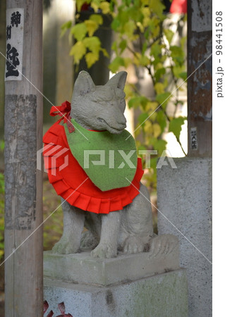 前かけをしたお稲荷さん 98441508