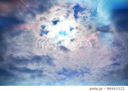 雲の切れ間からの木漏れ日 雲の切れ間からの木漏れ日 98441522
