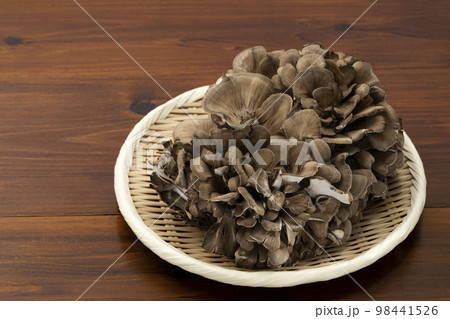 ざるに乗せたマイタケ ざるに乗せたマイタケ 98441526