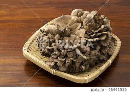 ざるに乗せたマイタケ 98441536