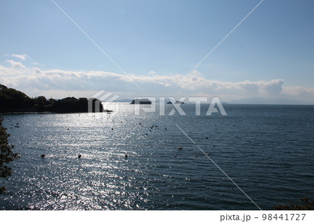 たつの市室津の楫取(住吉)社前の瀬戸内海　南方面東側　兵庫県たつの市御津町室津 98441727