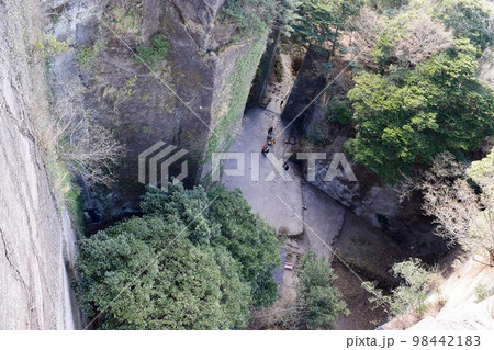 鋸山から見下ろす石切り場の絶景 鋸山から見下ろす石切り場の絶景 98442183