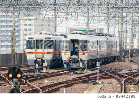 【岐阜駅】留置線で連結準備を行う特急ひだ25号 98442399