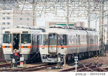 【岐阜駅】留置線で連結準備を行う特急ひだ25号 【岐阜駅】留置線で連結準備を行う特急ひだ25号 98442408
