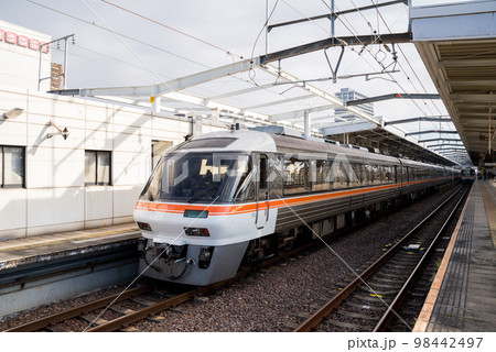 【岐阜駅】出発を待つ10両編成の特急ひだ5号と25号 98442497