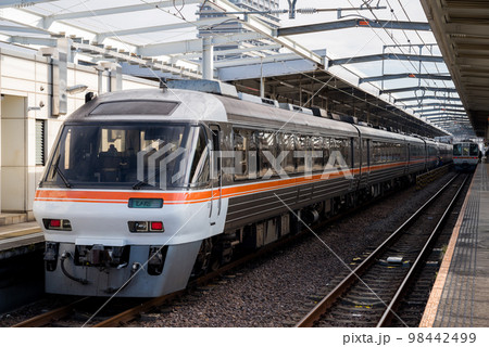 【岐阜駅】出発を待つ10両編成の特急ひだ5号と25号 98442499