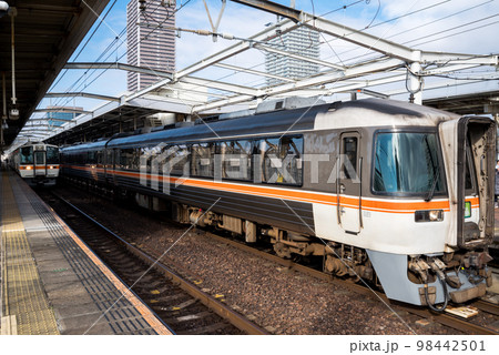 【岐阜駅】出発を待つ10両編成の特急ひだ5号と25号 98442501