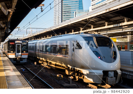 【名古屋駅】発車を待つ特急しらさぎと快速みえ 【名古屋駅】発車を待つ特急しらさぎと快速みえ 98442920