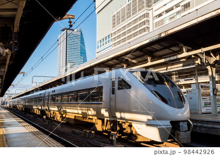 【名古屋駅】発車を待つ特急しらさぎ11号 【名古屋駅】発車を待つ特急しらさぎ11号 98442926