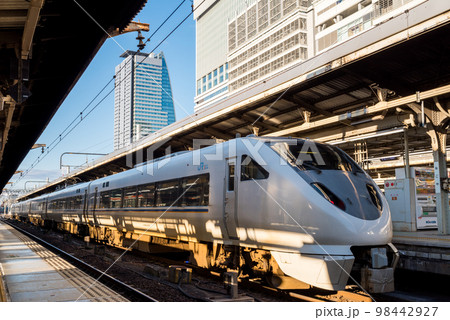 【名古屋駅】発車を待つ特急しらさぎ11号 98442927