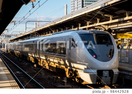 【名古屋駅】発車を待つ特急しらさぎ11号 【名古屋駅】発車を待つ特急しらさぎ11号 98442928
