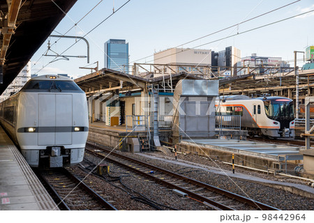 【名古屋駅】発車を待つ特急しらさぎ11号 98442964