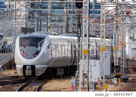 【名古屋駅】名古屋駅を発車した特急しらさぎ11号 【名古屋駅】名古屋駅を発車した特急しらさぎ11号 98442967