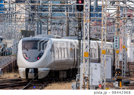 【名古屋駅】名古屋駅を発車した特急しらさぎ11号 98442968