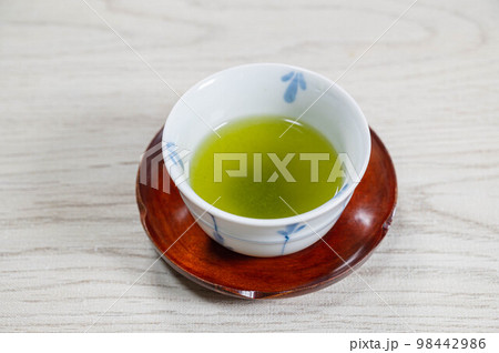 茶葉から出したお茶 98442986