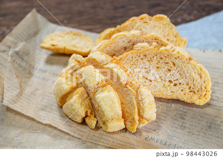 カットしたメロンパンラスク 98443026