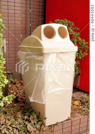 自動販売機横のゴミ箱 自動販売機横のゴミ箱 98443093