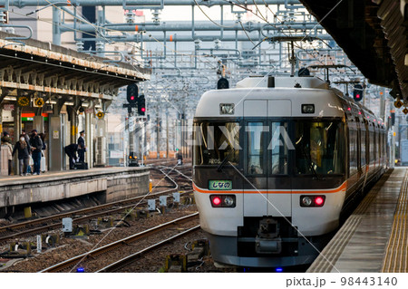 【名古屋駅】発車を待つ特急しなの19号 98443140