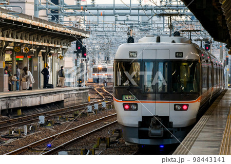 【名古屋駅】発車を待つ特急しなの19号 98443141