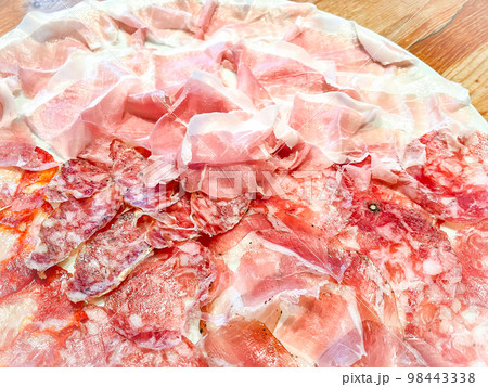 プロシュートとサラミの盛り合わせ プロシュートとサラミの盛り合わせ 98443338