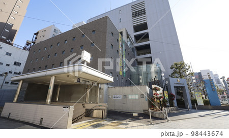 大阪メトロ堺筋線の恵美須町駅の2号出入口と、隣接する大阪府警浪速署 98443674