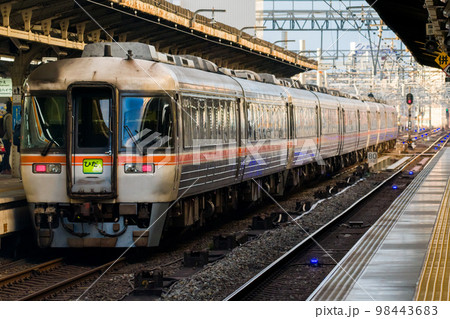 【名古屋駅】名駅を発車する回送の特急ひだ12号 【名古屋駅】名駅を発車する回送の特急ひだ12号 98443683
