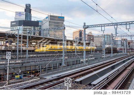 【名古屋駅】名駅に入線するドクターイエロー 98443729