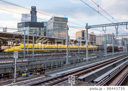 【名古屋駅】名駅に入線するドクターイエロー 【名古屋駅】名駅に入線するドクターイエロー 98443730