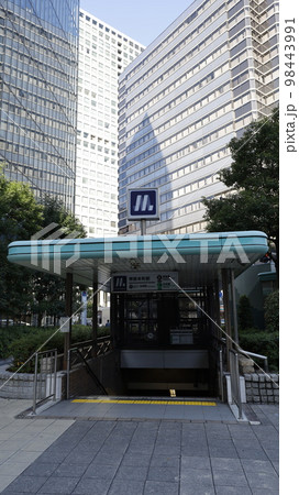 大阪メトロ堺筋線の堺筋本町駅の15号出入口 大阪メトロ堺筋線の堺筋本町駅の15号出入口 98443991