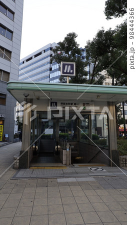 大阪メトロ堺筋線の堺筋本町駅の12号出入口、エスカレーターが設置されている 98444366