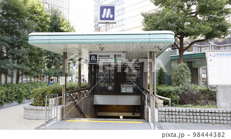 大阪メトロ堺筋線の堺筋本町駅の15号番出入口、階段の出入口の反対側にエレベーターがある 大阪メトロ堺筋線の堺筋本町駅の15号番出入口、階段の出入口の反対側にエレベーターがある 98444382