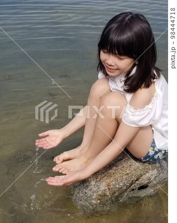 水辺の少女 98444718