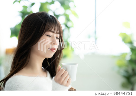 コーヒーを飲むニットの女性 98444751