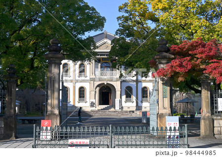 晩秋の京都市龍谷大学本館 晩秋の京都市龍谷大学本館 98444985